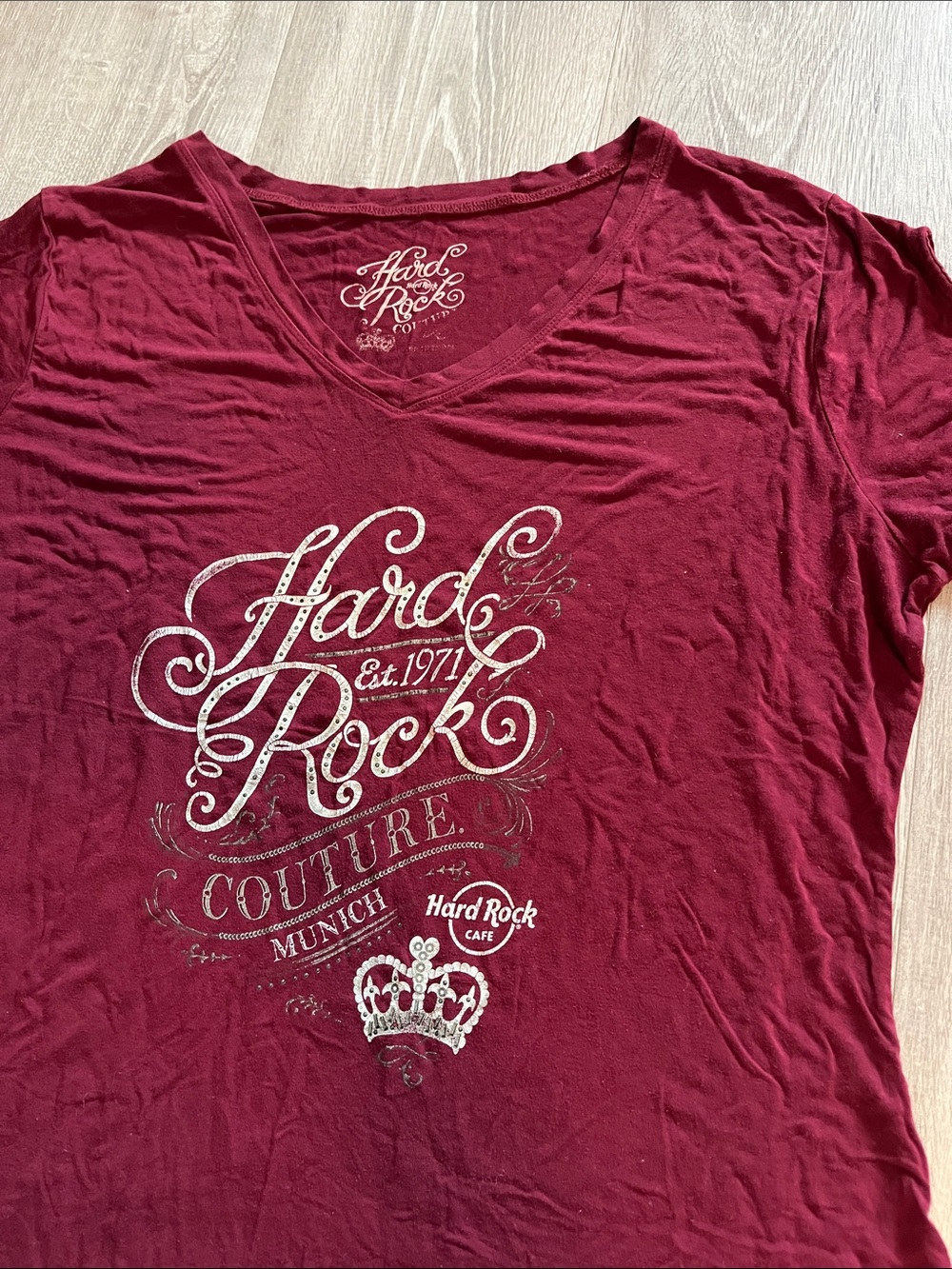 Hard Rock Cafe Burgundy wine V-Neck Tee with detail sleeves. Women's large, XL